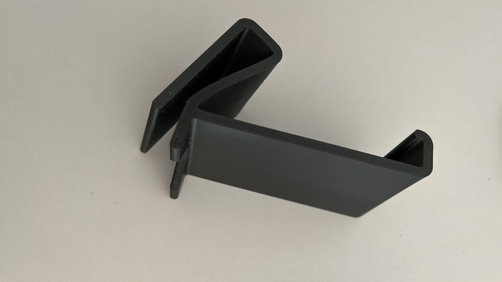 Einbaufertige schwarze Halterung aus dem 3D-Drucker