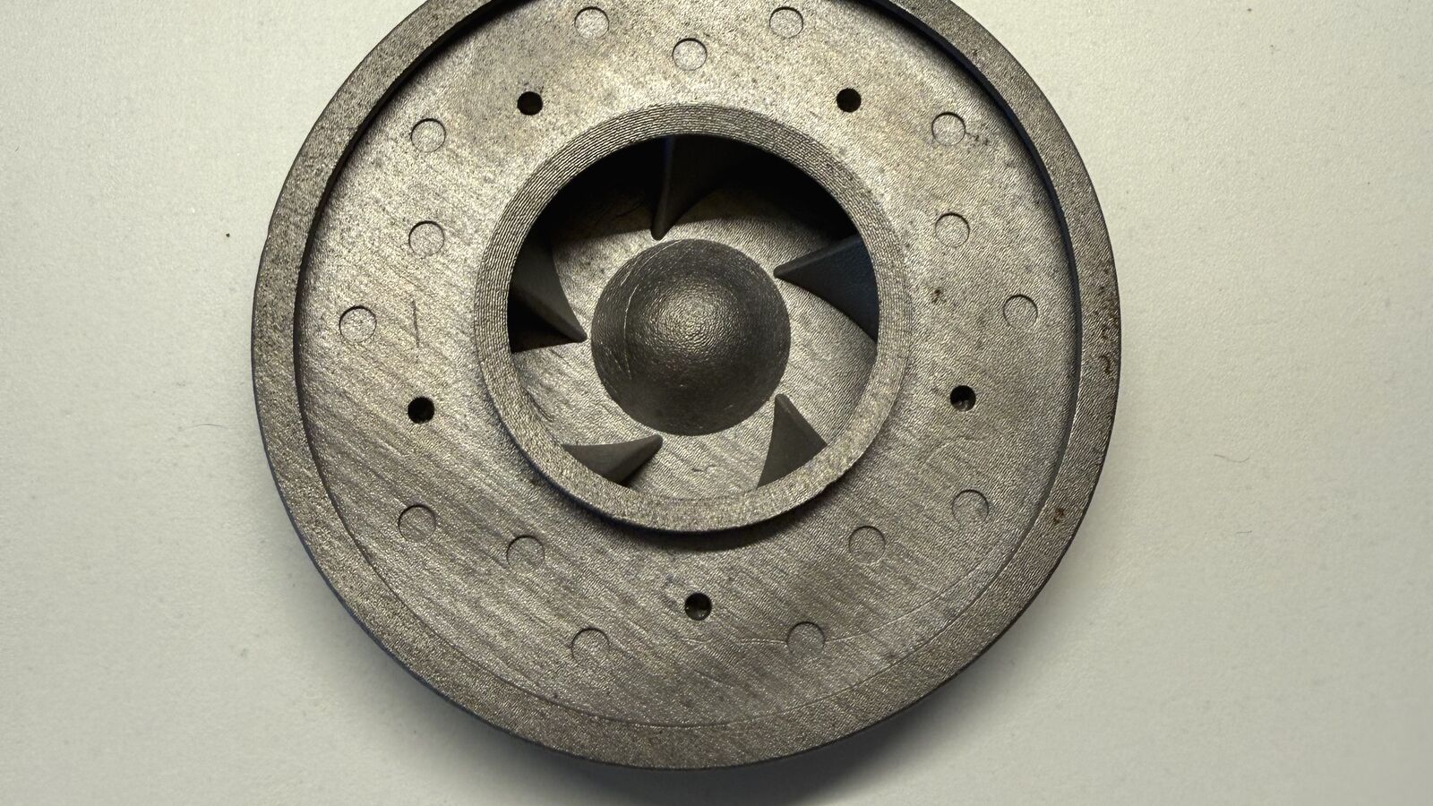 Metallenes Laufrad-Musterteil mit Schaufeln in gegossenem Gehäusedeckel