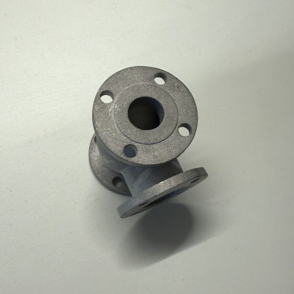 Gegossenes Armaturengehäuse mit zwei Flanschen aus Metall